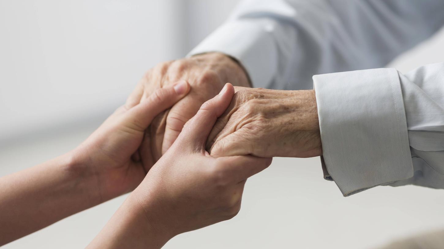 Für viele kranke oder ältere Menschen ist es wichtig, Besuch zu bekommen, auch das Händehalten kann da schon weiterhelfen. 