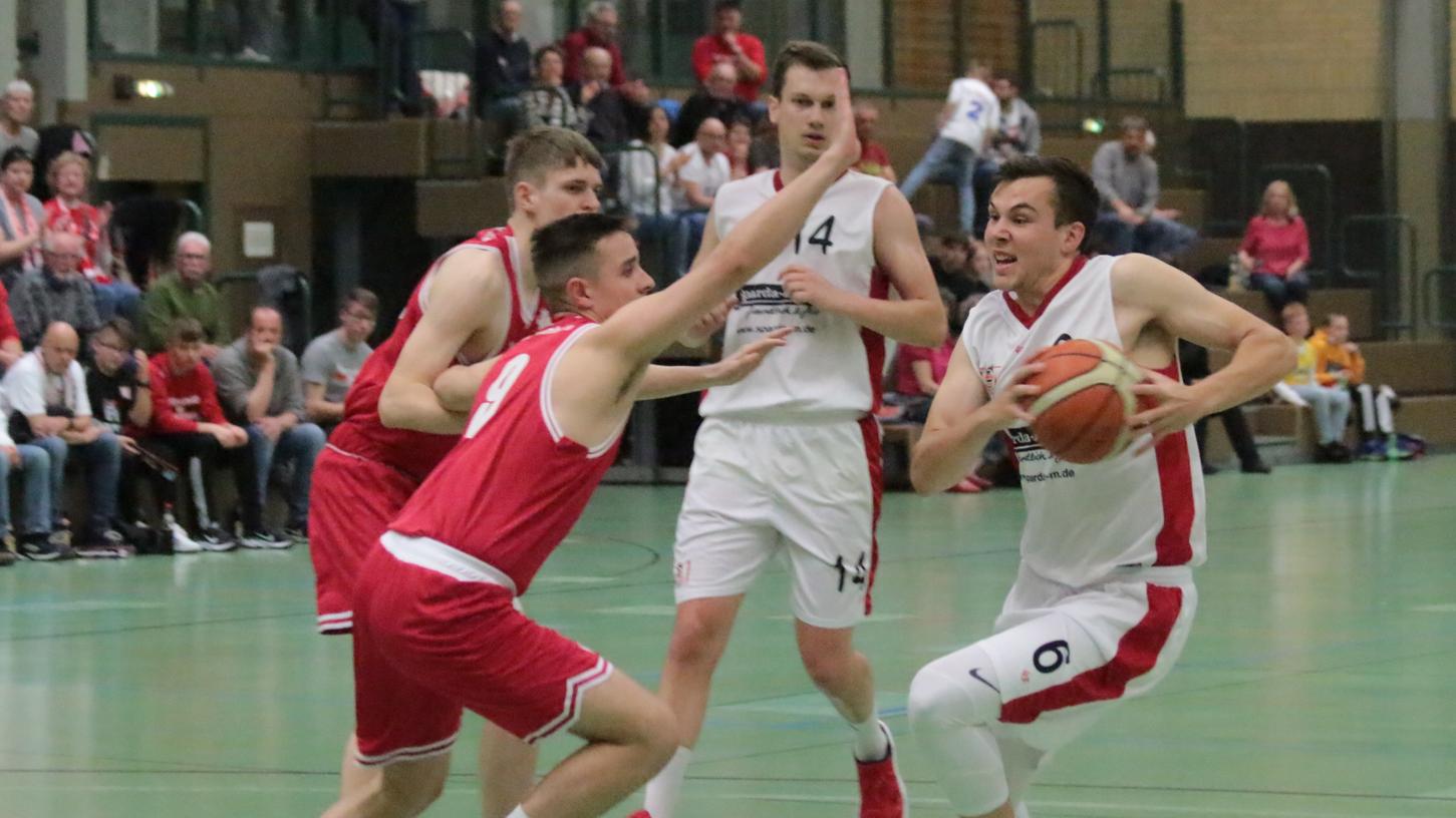 Die VfL-Baskets müssen ohne Moritz Schwarz (rechts, hier beim letztjährigen Duell mit TTL Bamberg) in die Play-downs starten. Er konnte zuletzt wegen einer Fußverletzung nicht trainieren und fällt für das Match bei den Oberfranken aus.  