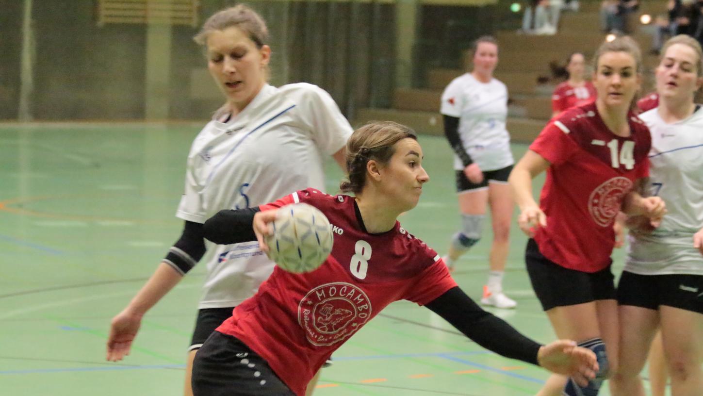 So wie in dieser Szene Tina Albrecht (am Ball) wollen sich alle Weißenburgerinnen ins Zeug legen, dass gegen den HB Nürnberg II ein Heimsieg gelingt. So wie in dieser Szene Tina Albrecht (am Ball) wollen sich alle Weißenburgerinnen ins Zeug legen, dass gegen den HB Nürnberg II ein Heimsieg gelingt.