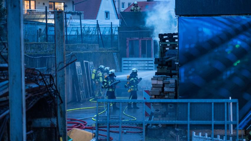 Am Freitagabend kam es zu einem Brand im Hinterhof einer Bamberger Firma. 