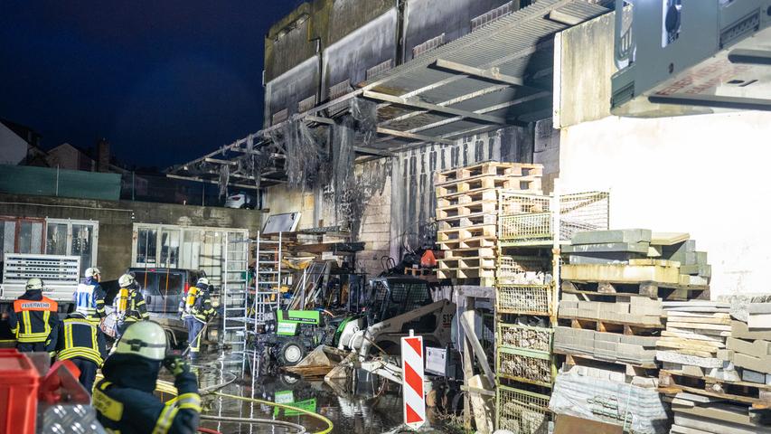 In der Egelseestraße fingen aus bislang unbekannter Ursache mehrere Maschinen - unter anderem ein Traktor - Feuer und brannten vollständig aus.