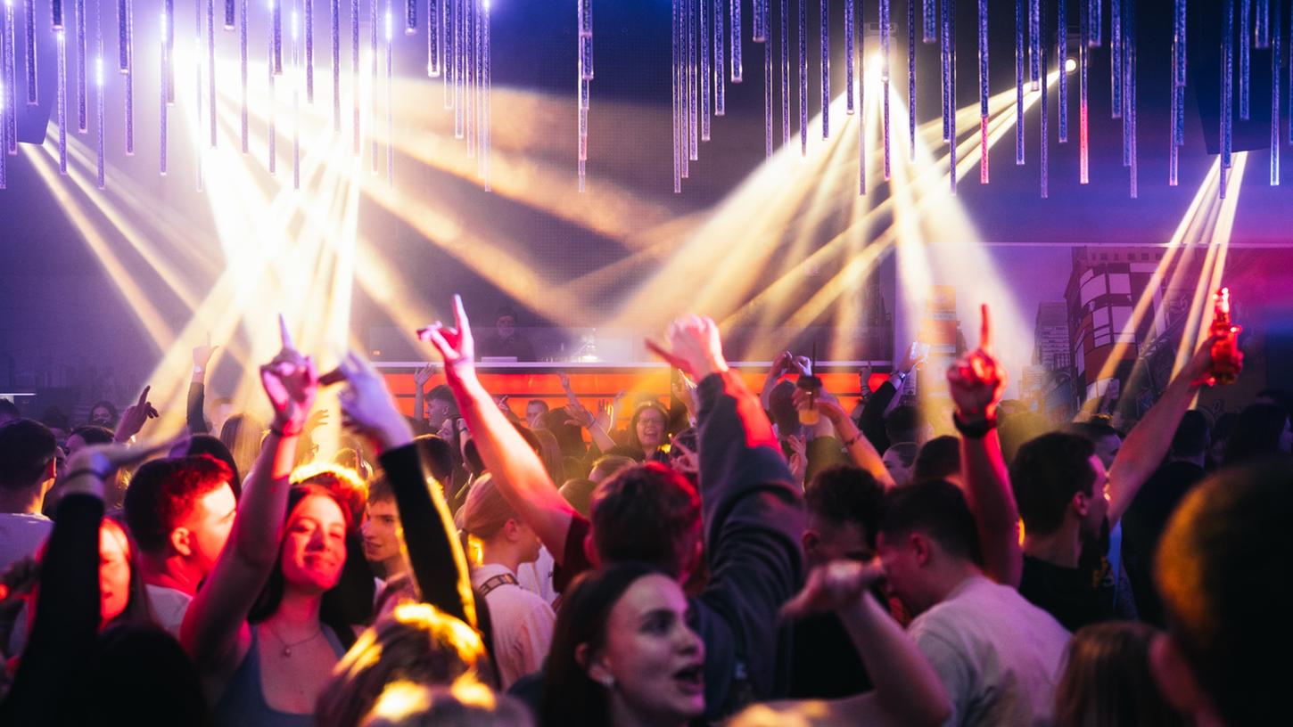 Der bekannte Club ist eine der größten Discos zwischen Augsburg und Nürnberg und fester Bestandteil des regionalen Nachtlebens. Der bekannte Club ist eine der größten Discos zwischen Augsburg und Nürnberg und fester Bestandteil des regionalen Nachtlebens.
