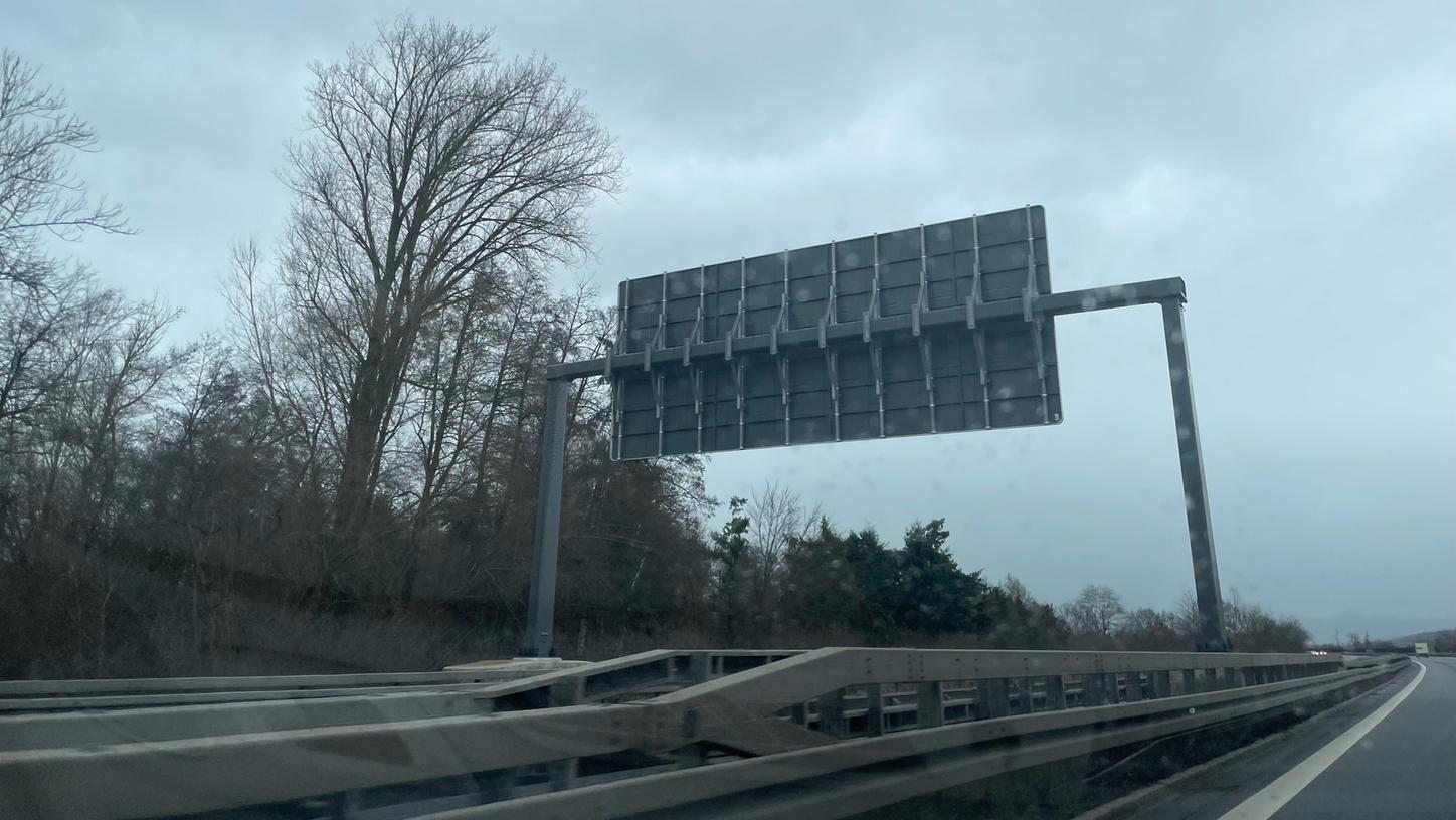 Eine Schilderbrücke auf der Autobahn wurde am Donnerstagmorgen gehörig demoliert.