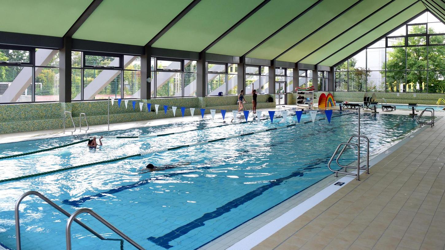 In den beiden Fürther Hallenbädern in Stadeln (Bild) und am Scherbsgraben mussten Badegäste in den vergangenen Monaten im Schwimmerbecken mit 24 statt 26 Grad auskommen.