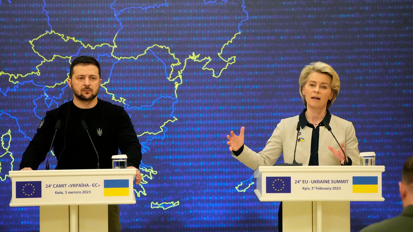 Wolodymyr Selenskyj (l), Präsident der Ukraine, und Ursula von der Leyen, Präsidentin der Europäischen Kommission, sprechen auf einer Pressekonferenz nach dem EU-Ukraine-Gipfel. 
