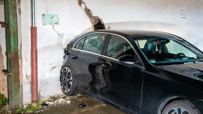 Laut dem Sprecher durchbrach der Mercedes die Außenwand des Gebäudes und blieb dann in der Wand stecken.