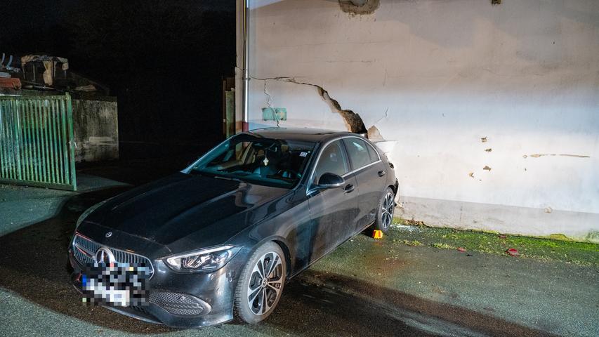 Die Polizei schätzt den Schaden am Auto auf etwa 10.000 Euro und am Gebäude auf rund 50.000 Euro.