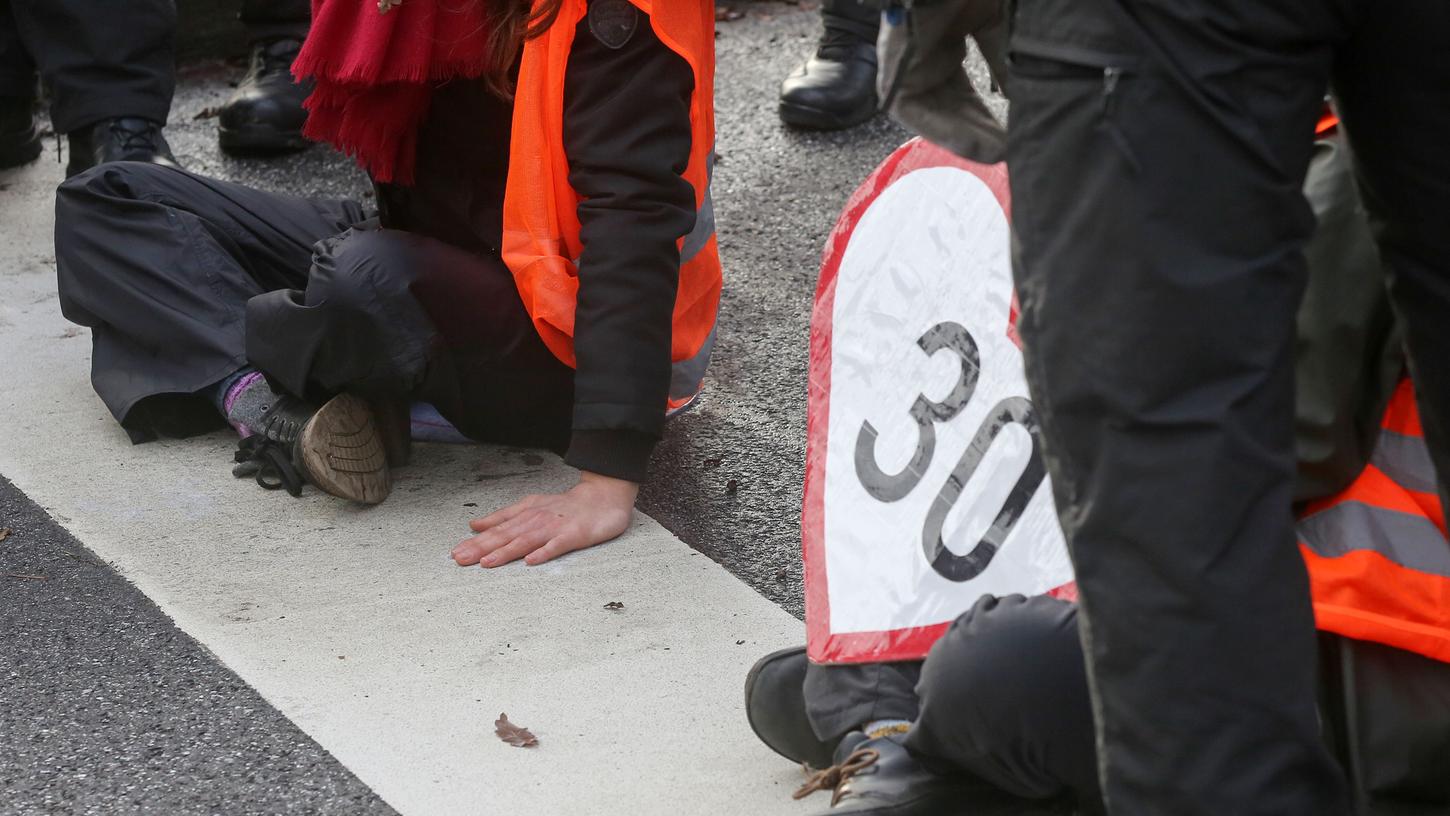 Den beiden Klimaaktivisten werde vorgeworfen, sich im Herbst mit anderen Aktivisten auf einer Bundesstraße festgeklebt zu haben. (Symbolbild) Den beiden Klimaaktivisten werde vorgeworfen, sich im Herbst mit anderen Aktivisten auf einer Bundesstraße festgeklebt zu haben. (Symbolbild)