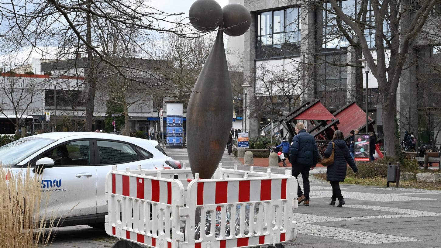 Mit Baken abgesichert: die Skulptur "Königin III" des Erlanger Künstlers Helmut Lederer auf dem Rathausplatz.