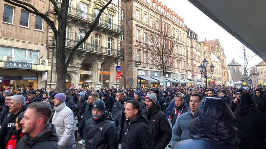 ...gegen 16.30 Uhr setzten sich die Club-Fans in der Nürnberger Königstraße in Bewegung...