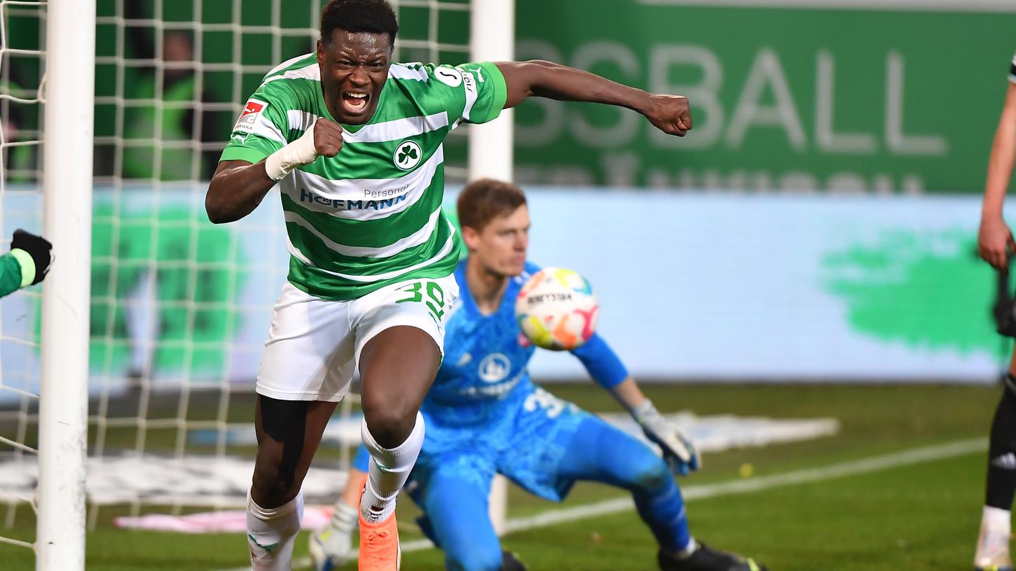 Der Jubel kennt keine Grenzen: Fürth gewinnt in buchstäblich letzter Sekunde das Frankenderby. Der Jubel kennt keine Grenzen: Fürth gewinnt in buchstäblich letzter Sekunde das Frankenderby.