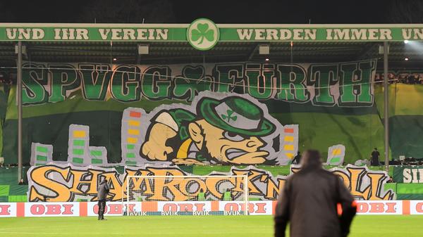 Bei den Heimfans lautete das Motto indes "Musik": Während die kultige Kleeblatt-Hymne erklang, zogen sie im Block das Bild einer grün gekleideten Figur mit markanter Kinnpartie mitsamt dem Schriftzug "Shamrock'n'Roll" hoch. Der Shamrock, der zugleich ein Symbol für Irland ist, meint übersetzt "Kleeblatt". Daneben stand geschrieben: "Die Nord gibt den Sound heute vor und bringt euch in Stimmung für ShamRock 'n' Roll." Begleitet wurde die Choreo von reichlich grünrauchiger Pyrotechnik - wie kann es anders sein.