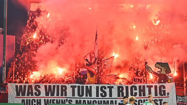 Beim 270. Frankenderby kam beides zusammen: Das Flutlicht leuchtete im Fürther Ronhof, die Bengalos brannten in den Kurven. Zudem prangerten diverse Spruchbänder über dem Nürnberger Block. Die Ultras des 1. FC Nürnberg hatten blockfüllende Banner mit älteren Zeitungsartikeln mitgebracht, auf denen unter anderem von "Glubbchaoten" die Rede ist. Außerdem richtete die aktive Fanszene freundliche Grüße an die Polizei Mittelfranken, erinnerte an einen Spielabbruch im Derby und reflektierte ihr Tun in einer Form poetischer Ambivalenz: "Was wir tun ist richtig, auch wenn es manchmal falsch ist."