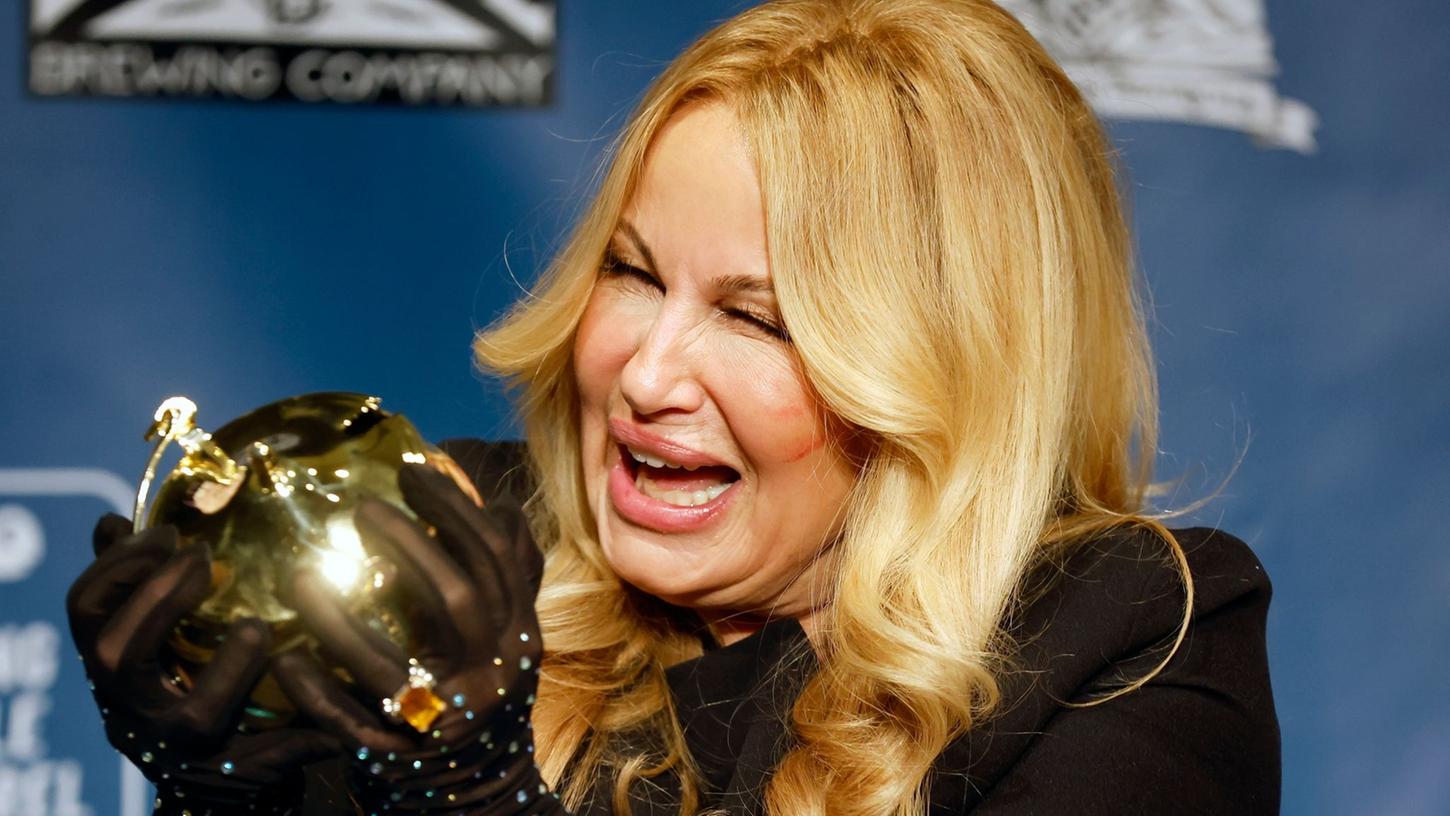 Jennifer Coolidge hat einen goldenen Puddingtopf von der Harvard-Universität bekommen. Jennifer Coolidge hat einen goldenen Puddingtopf von der Harvard-Universität bekommen.