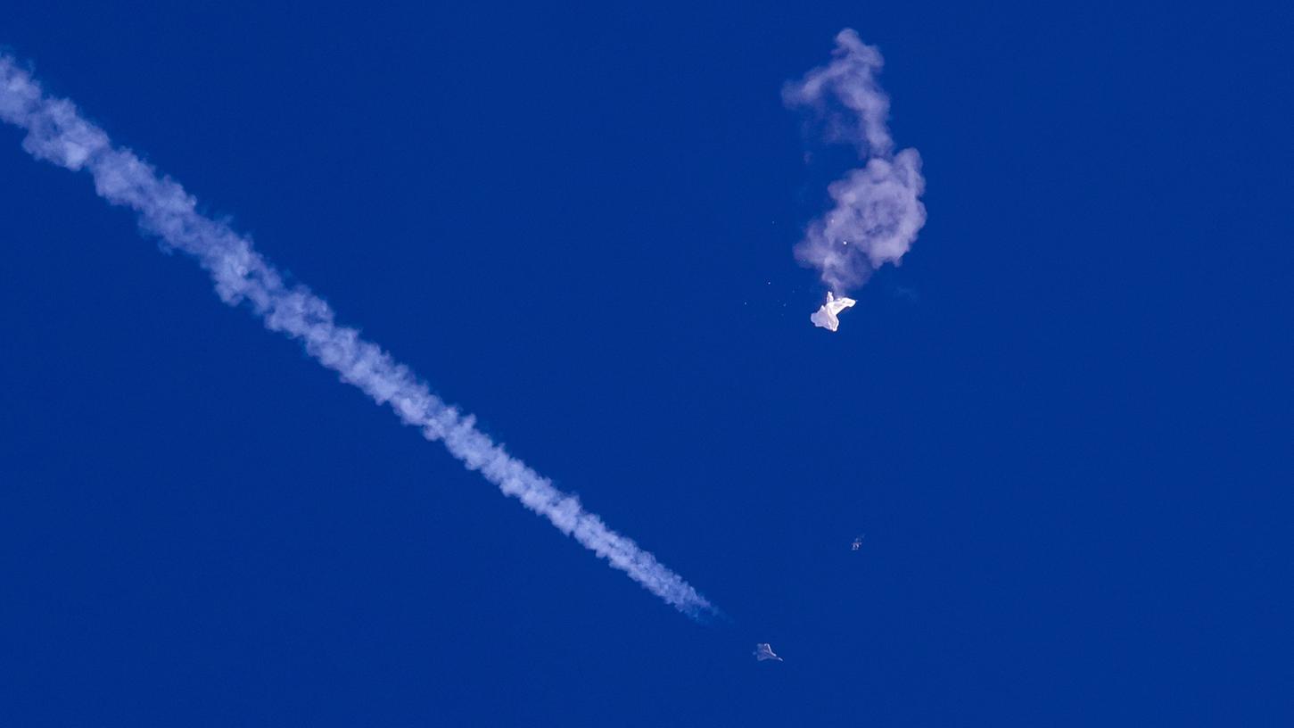  Der Ballon wurde von einer infrarotgesteuerten Luft-Luft-Rakete des Typs AIM-9X Sidewinder von einem F-22-Kampfflugzeug aus einer Höhe von 58.000 Fuß (etwa 17,7 km) in der Nähe von Myrtle Beach abgeschossen