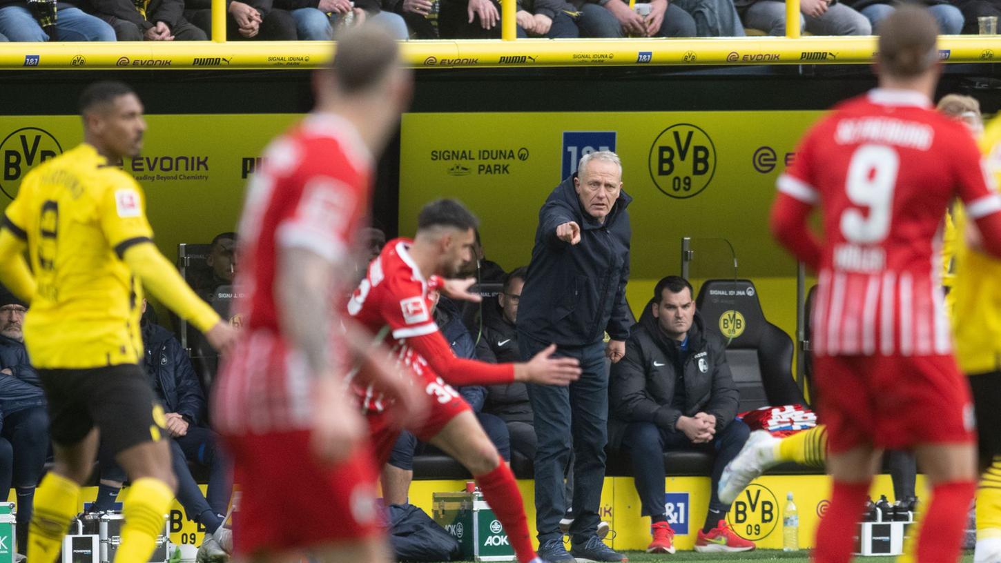Freiburgs Trainer Christian Streich steht in Dortmund an der Seitenlinie und coacht seine Elf.