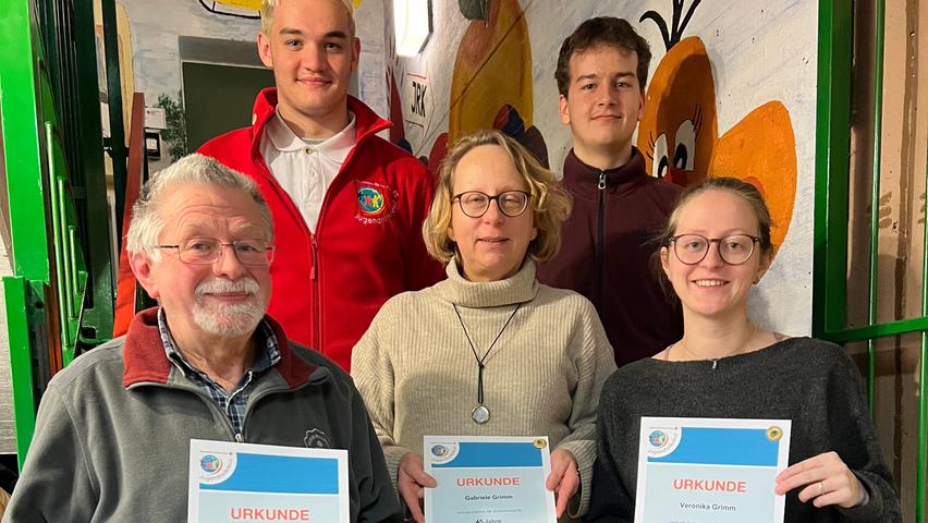 Jugendrotkreuz: Familie Grimm aus Weißenburg für insgesamt 195 Jahre Engagement gewürdigt