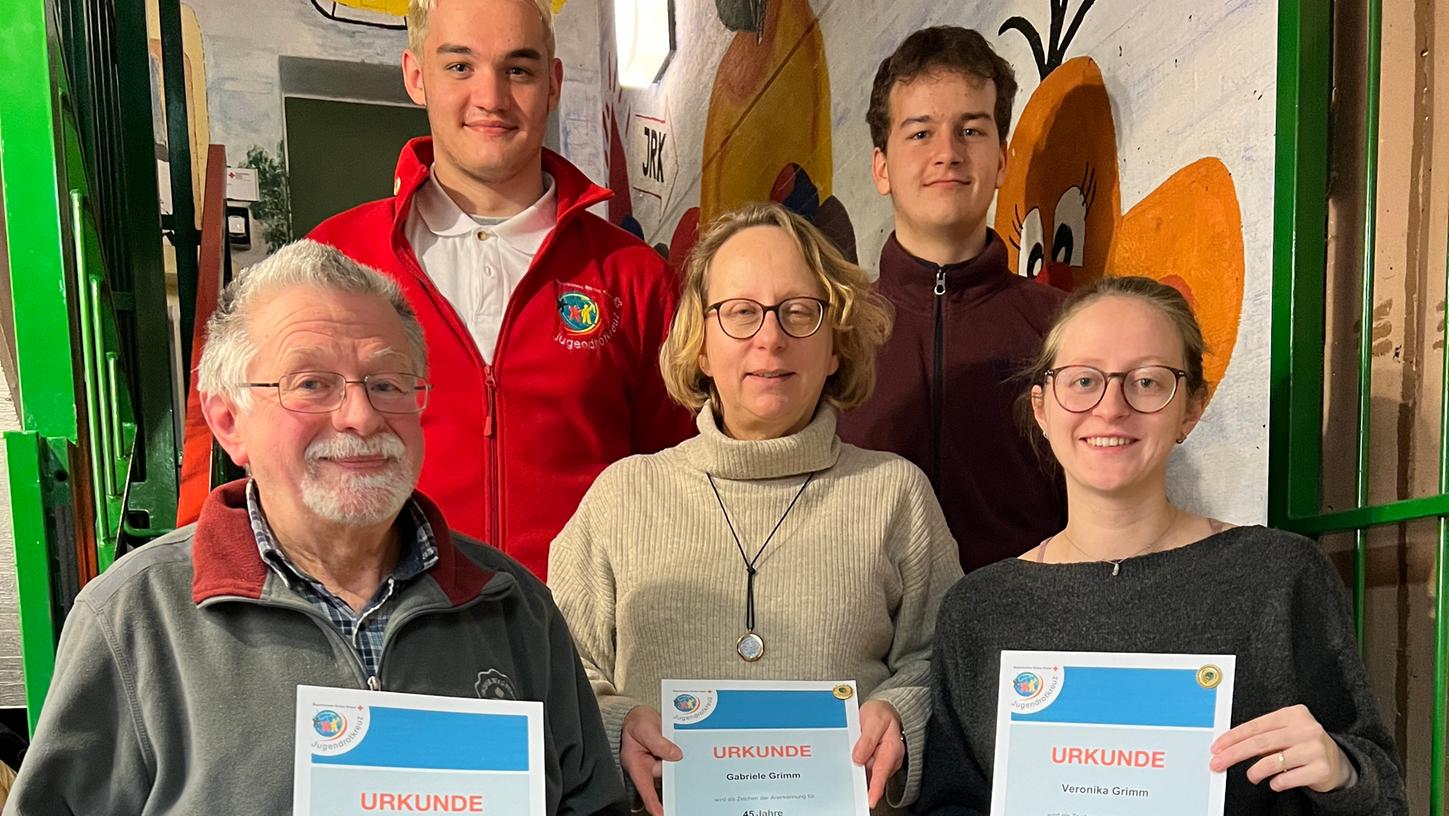 Viel Einsatz für das Jugendrotkreuz: Unser Bild zeigt Finn Lenzen und Wilhelm Löw (hinten) sowie Gerhard, Gabi und Veronika Grimm.