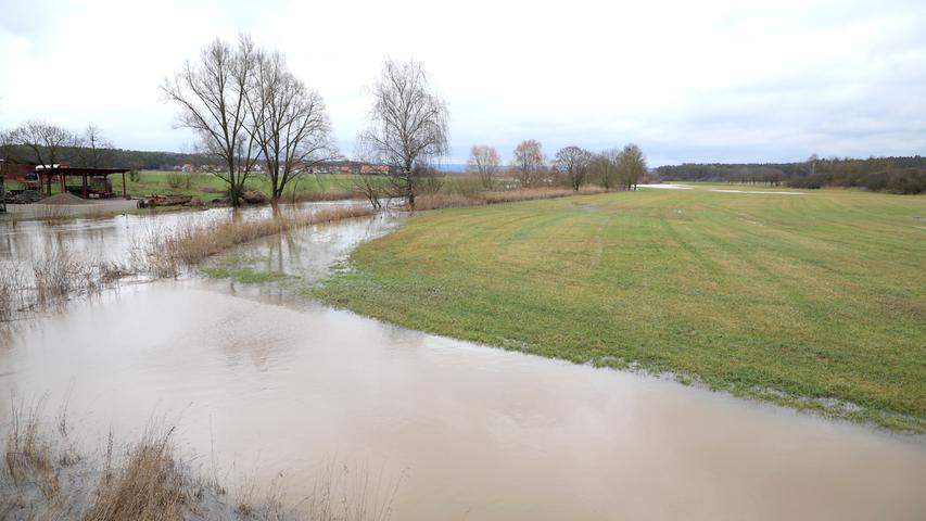 Hochwasser an der Aisch - der Pegel an der Laufer Mühle im Aischtal bei Adelsdorf ging bis zur Meldestufe 2.