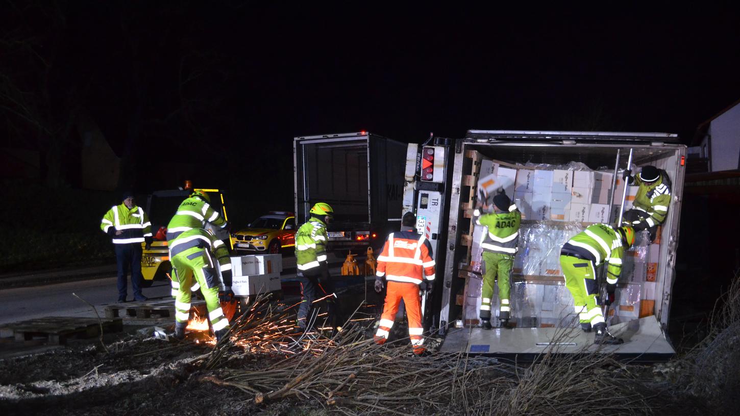 Die Feuerwehr barg den Laster mit einem nächtlichen Kraftakt. 