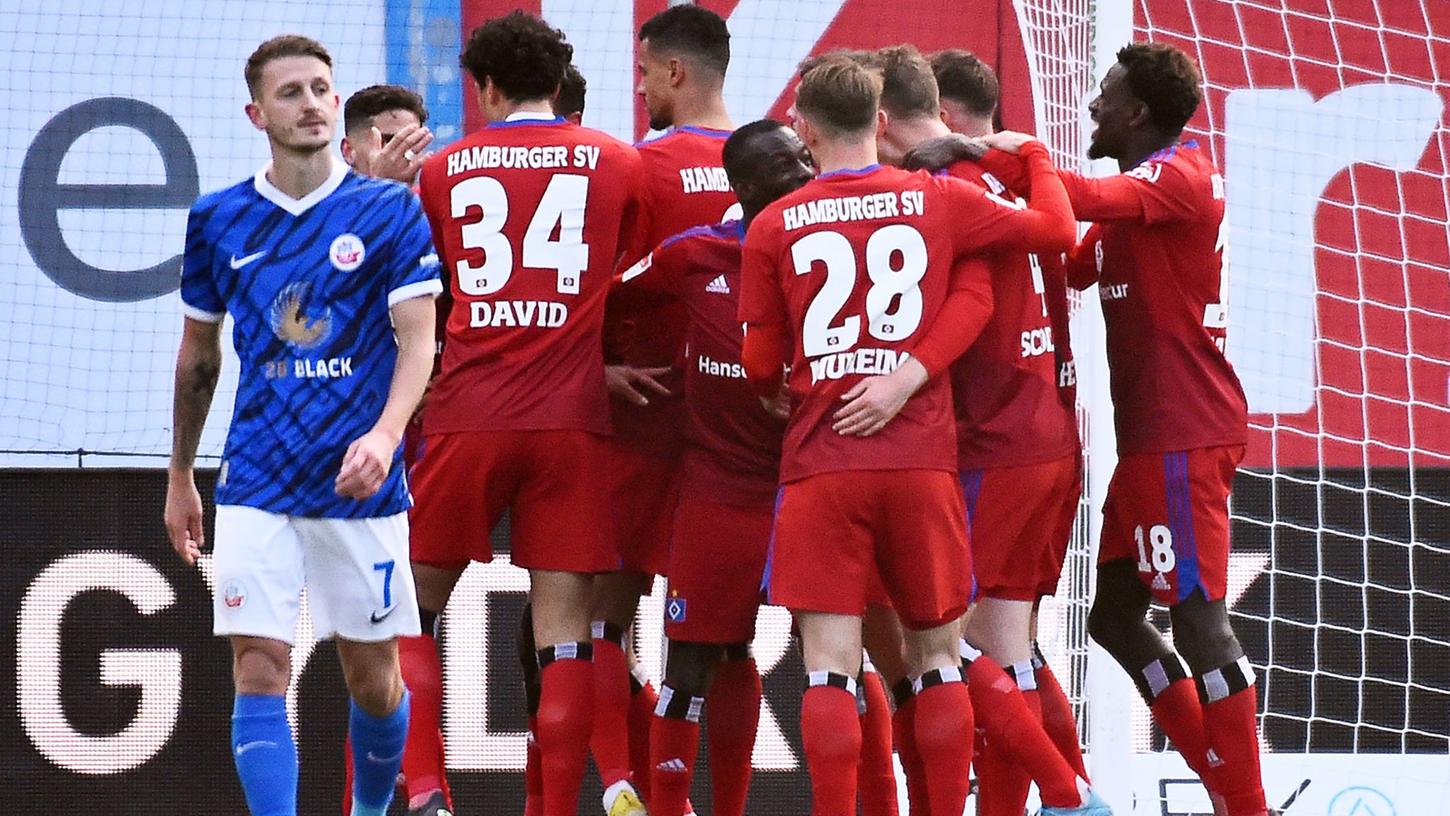 Die Hamburger Spieler feiern das 1:0 bei Hansa Rostock.