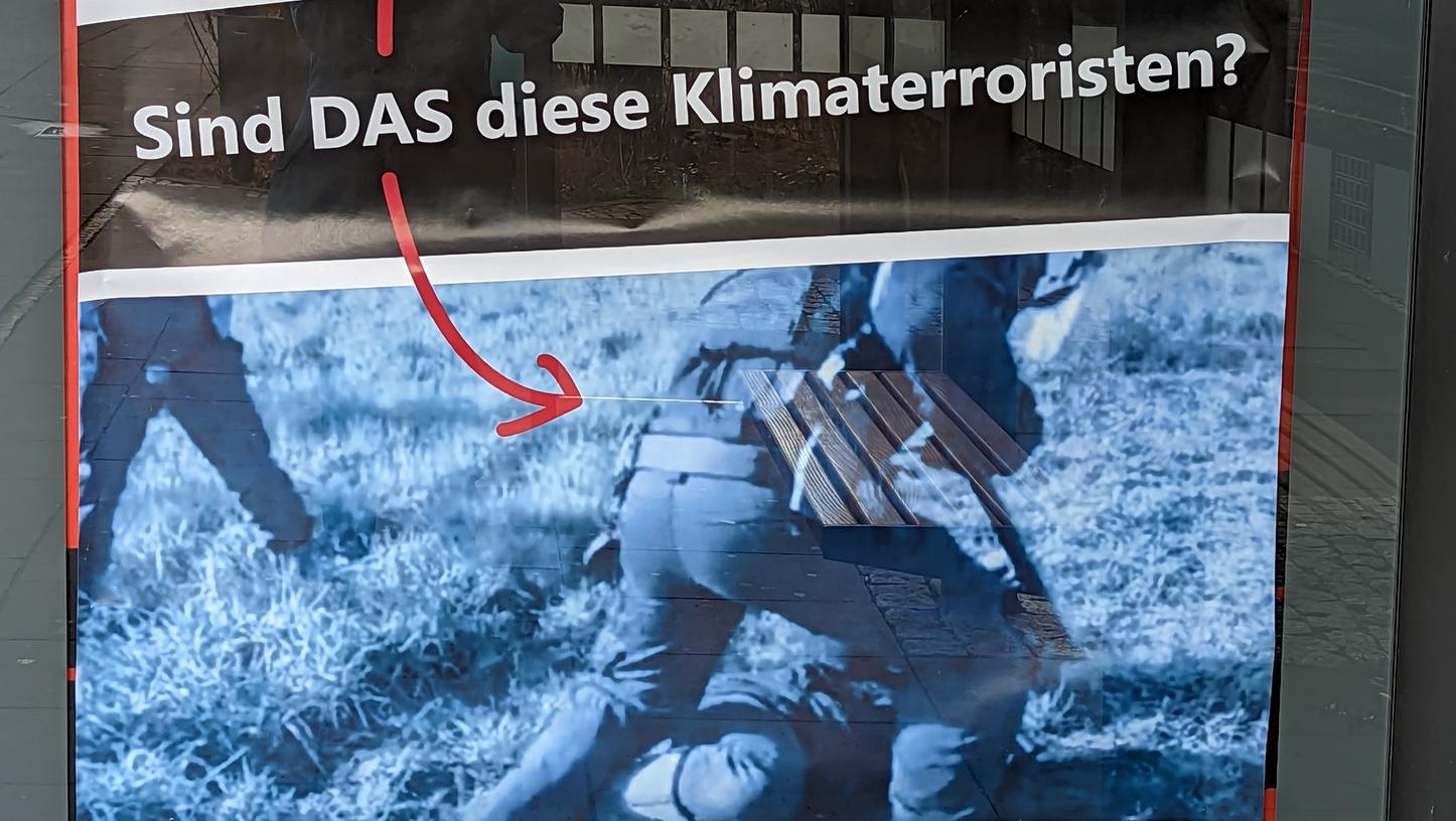 Ein Plakat an der Bushaltestelle am Neuen Markt: Die Gruppe „Känguru Kollektiv“ gab bekannt, dass sie in einer Aktion Plakate in Werbeschaukästen in der Erlanger Innenstadt gegen eigene Plakate ausgetauscht hat, mit denen sie die Polizeigewalt in Lützerath anprangern will.