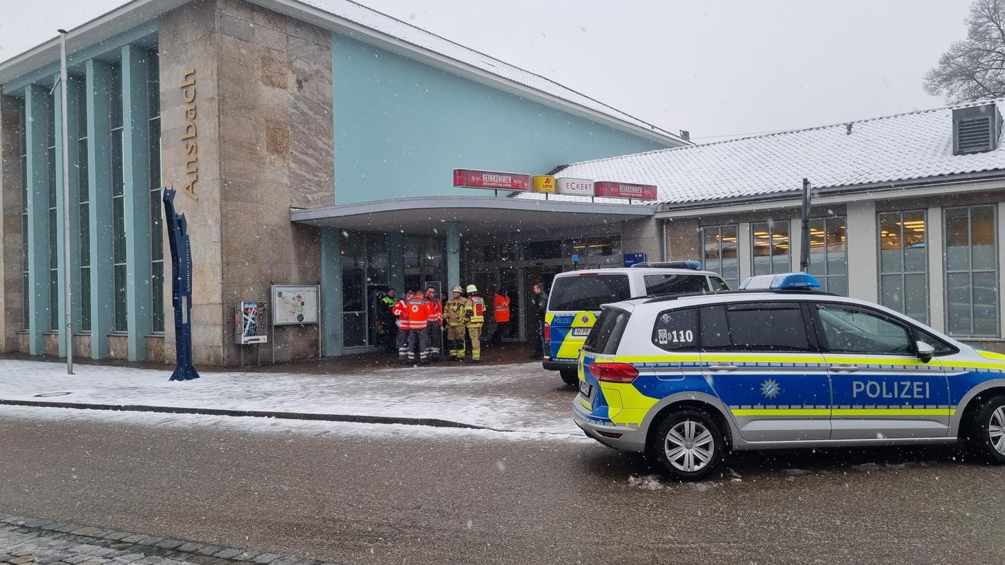 Aufgrund einer möglichen Bombendrohung musste die Polizei am Sonntag den Ansbacher Bahnhof räumen Aufgrund einer möglichen Bombendrohung musste die Polizei am Sonntag den Ansbacher Bahnhof räumen