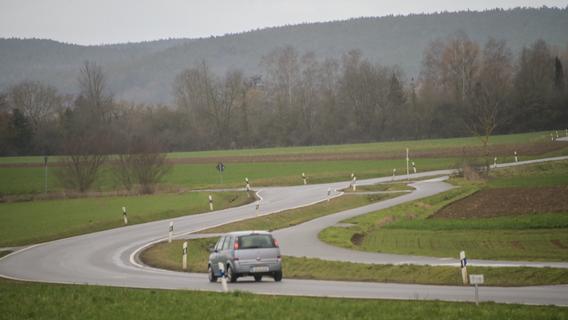 Die Fräse rückt an: Die Straße zwischen Eggolsheim und Weigelshofen erhält eine neue Decke