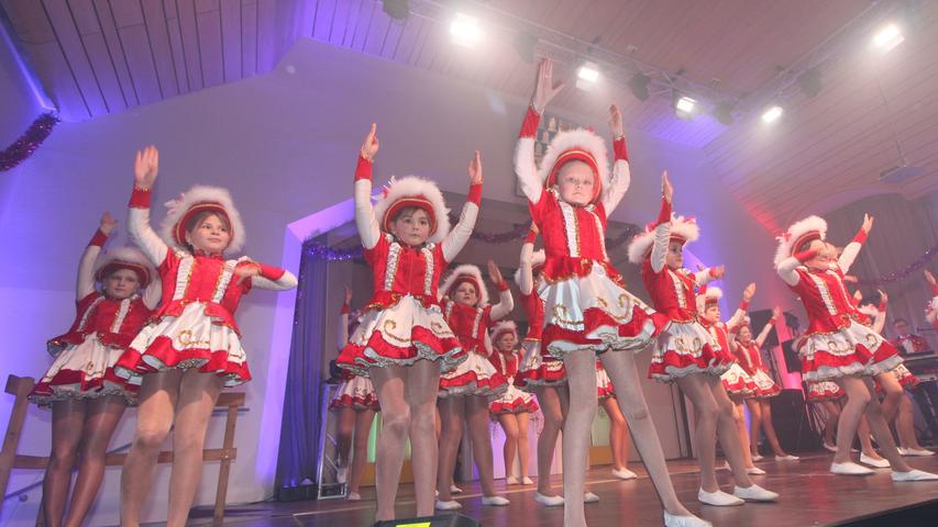 20 Tänzerinnen bringt die Kindermarschtanzgarde auf die Bühne