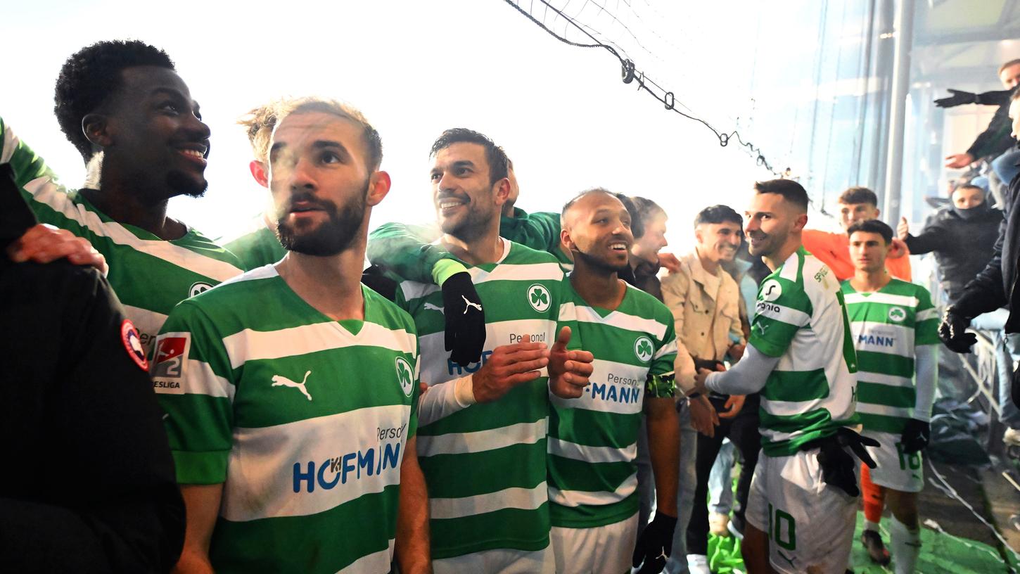 Glücklich vor der Nordtribüne: Die Spieler des Kleeblatts feiern den Derbysieg. Glücklich vor der Nordtribüne: Die Spieler des Kleeblatts feiern den Derbysieg.