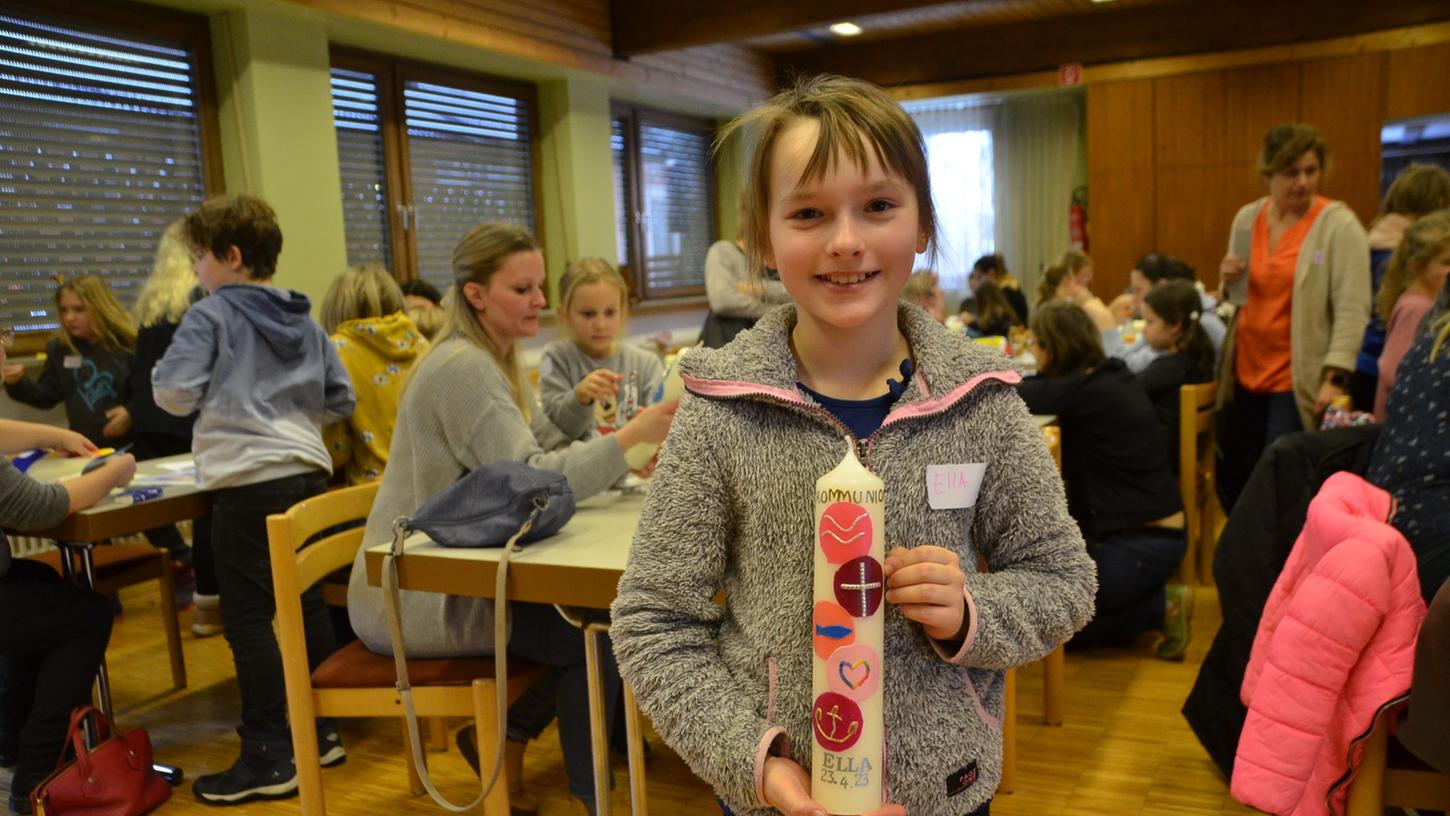 Stolz präsentiert Ella ihre selbst gebastelte Kommunionkerze: Am Ostermontag, heuer dem 23. April, findet in der Pfarrei Herz Jesu Pegnitz traditionell die Erstkommunion statt.