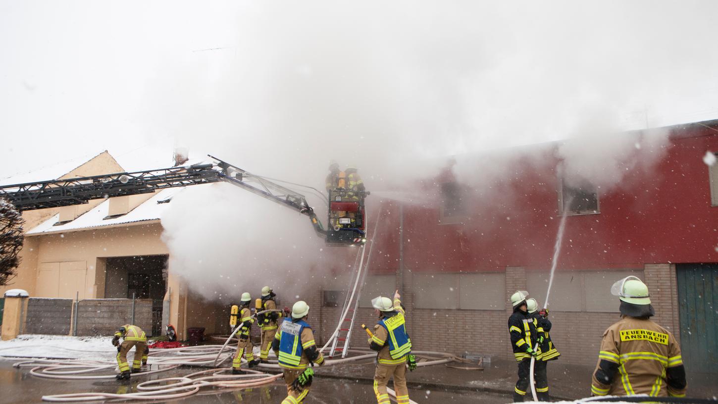 Starke Rauchentwicklung bei einem Wohnungsbrand in Ansbach.