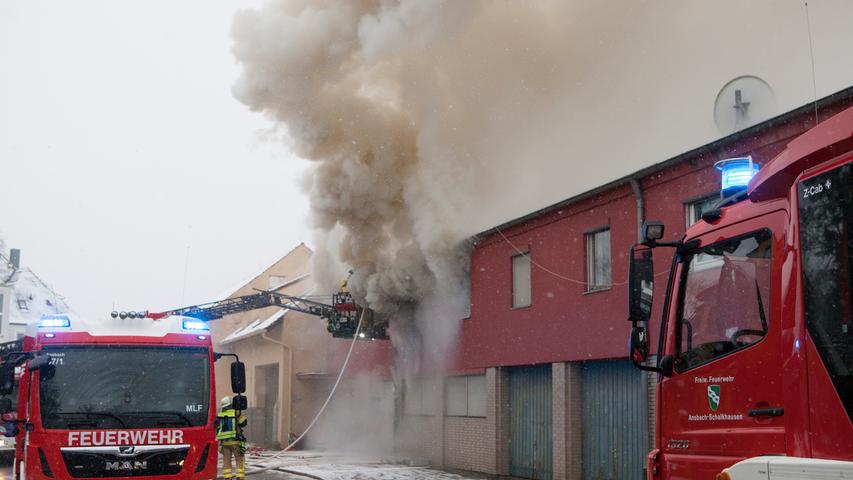 Feuer in Ansbacher Wohnung - Feuerwehr löscht Brand mit Großaufgebot
