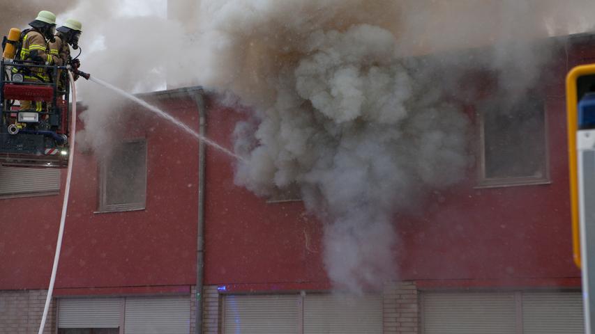 Feuer in Ansbacher Wohnung - Feuerwehr löscht Brand mit Großaufgebot