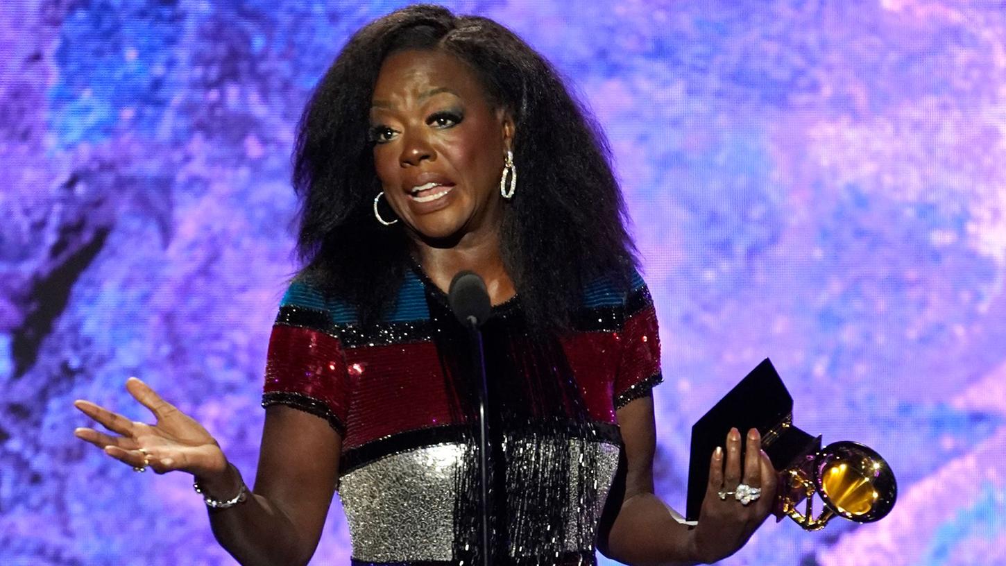 Viola Davis nimmt ihren Grammy entgegen. Viola Davis nimmt ihren Grammy entgegen.