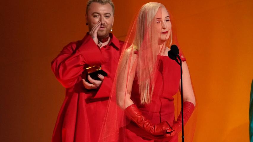 Kim Petras (r) und Sam Smith nehmen den Preis für die beste Pop-Duo/Gruppen-Performance entgegen. Kim Petras (r) und Sam Smith nehmen den Preis für die beste Pop-Duo/Gruppen-Performance entgegen.