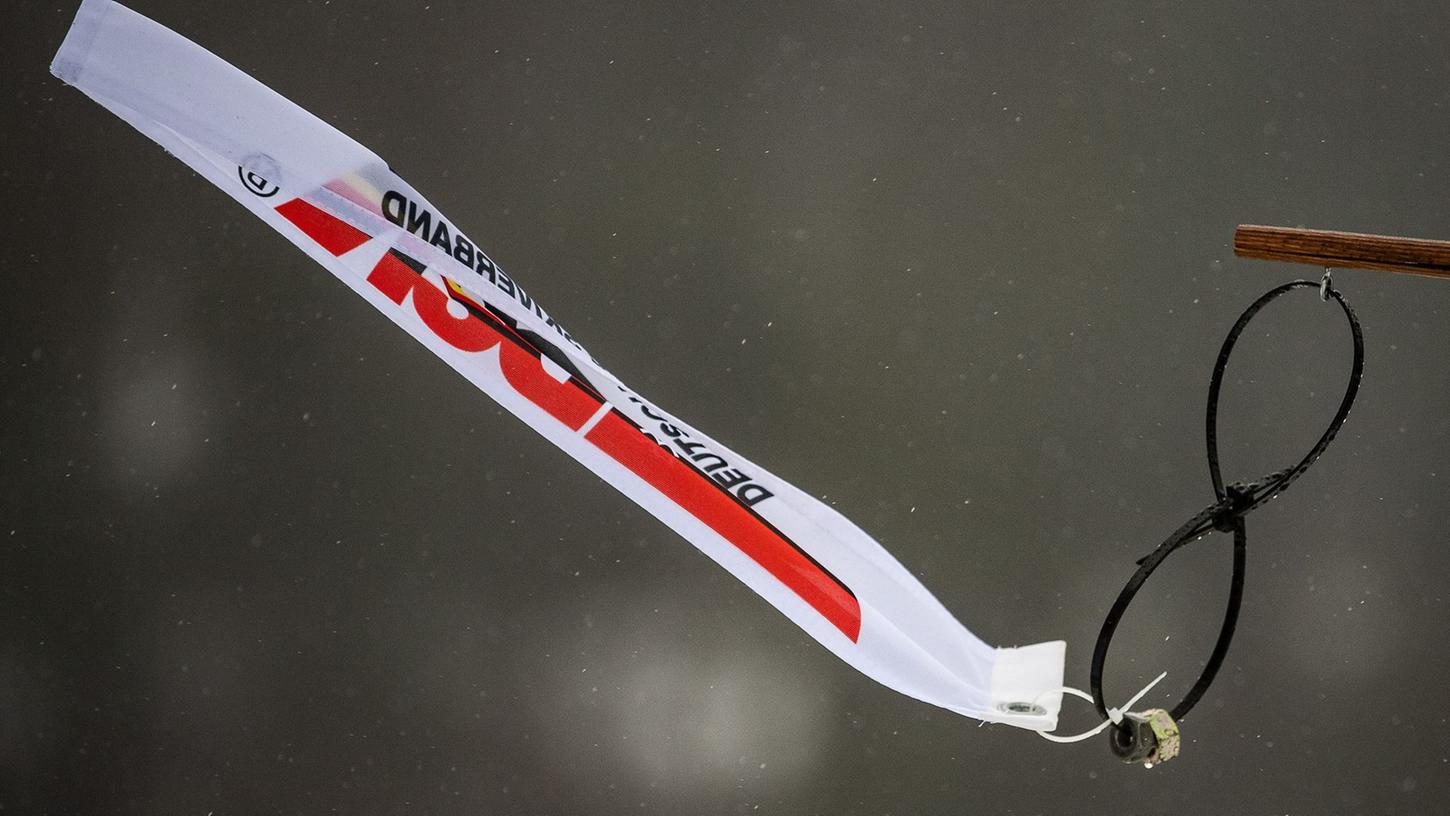 Eine Windfahne des Deutschen Skiverbands (DSV) flattert im Wind.