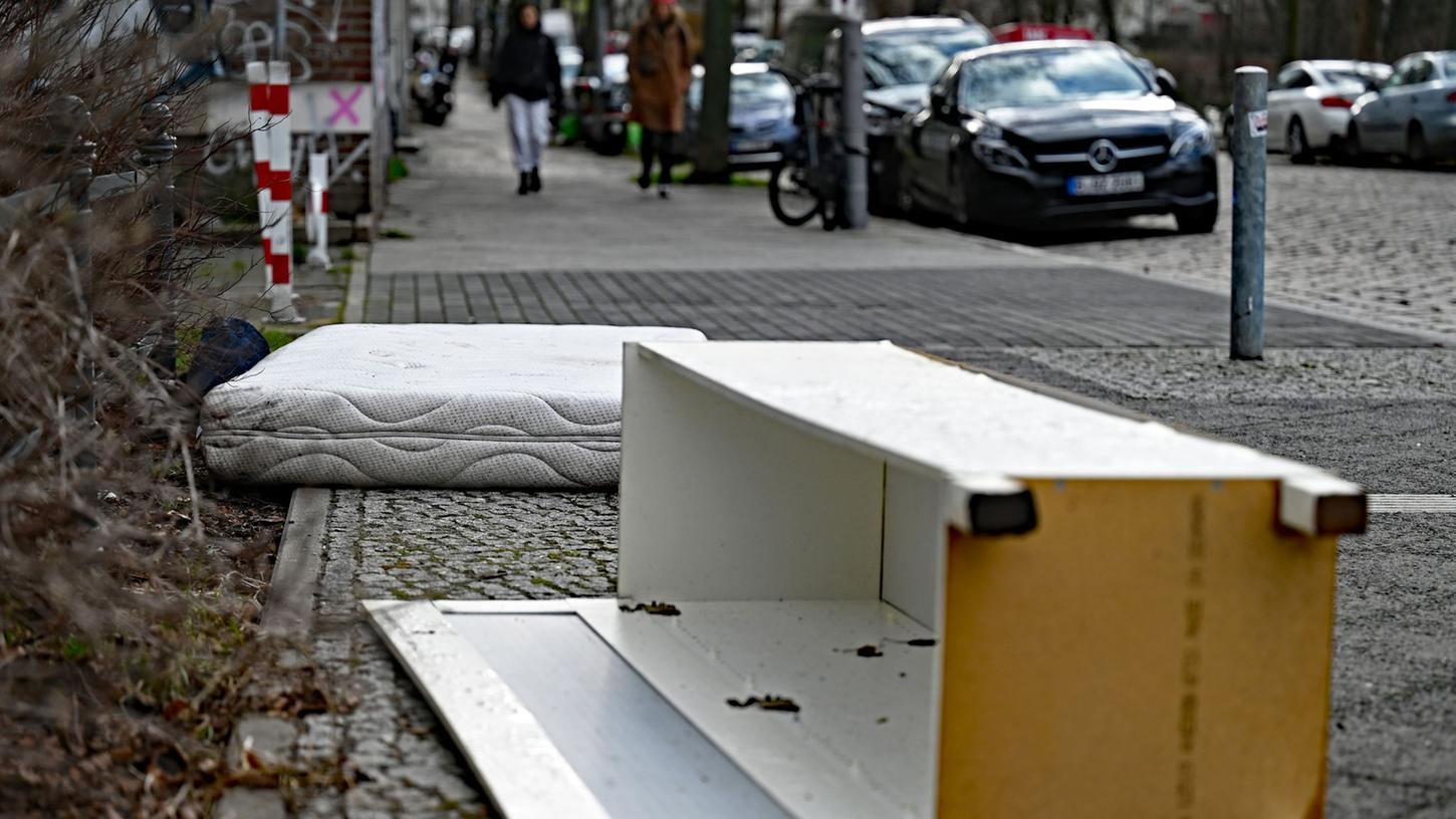 Eine ausrangierte Matratze und ein beschädigter Schrank liegen auf einem Gehweg. Berlin muss wegen Pannen nochmal wählen. Und mancher fragt sich: "Bekommen die eigentlich gar nichts hin?"