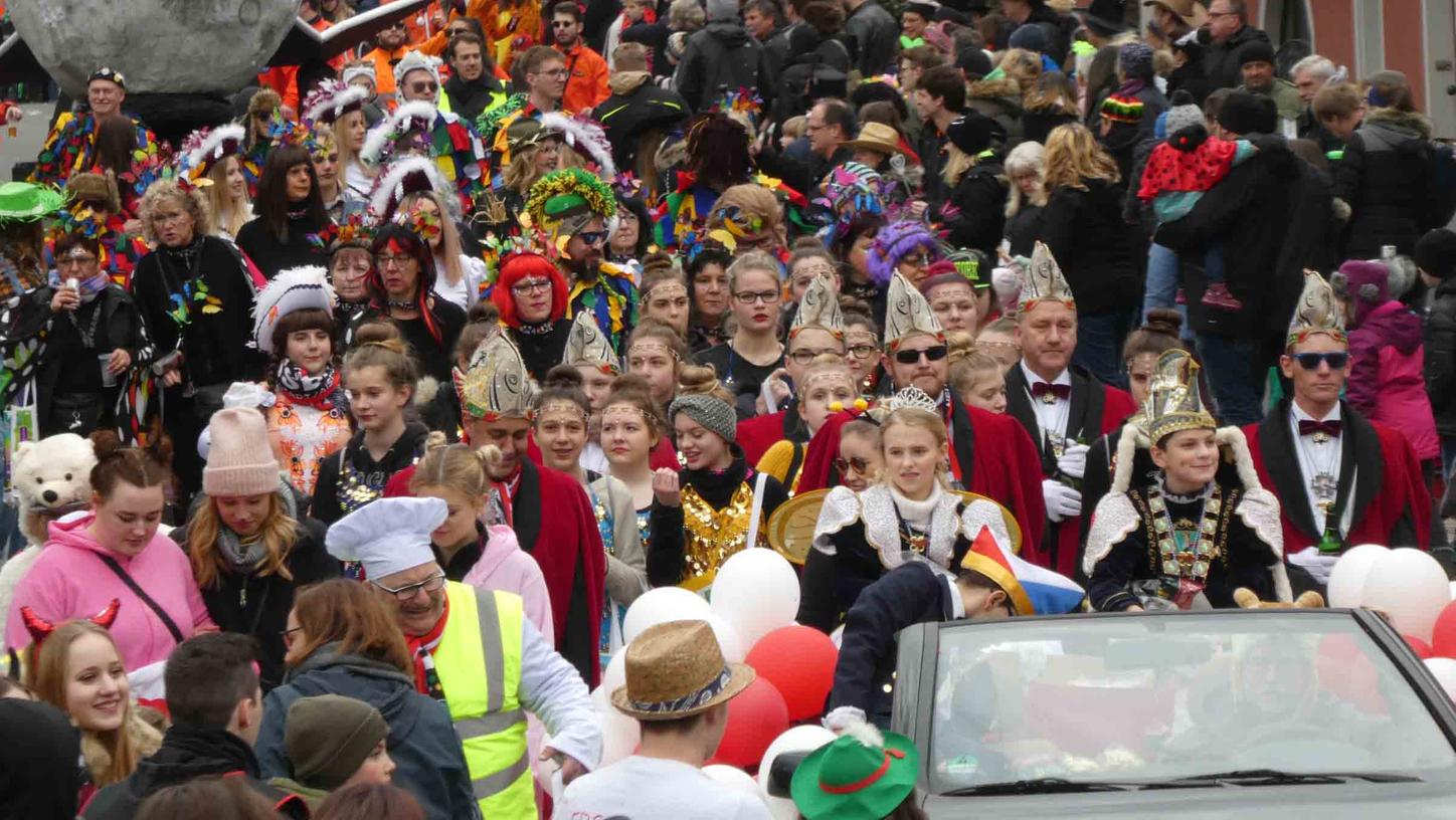 Beim Faschingsumzug in Emskirchen ist reichlich was los auf den Straßen.