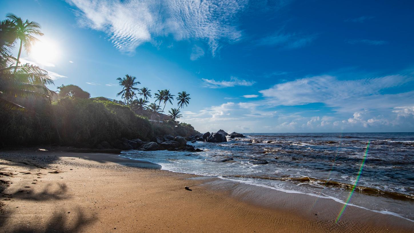 Ein tropischer Strand in Galle im Inselstaat Sri Lanka - einem eher günstigen Fernreiseziel.  