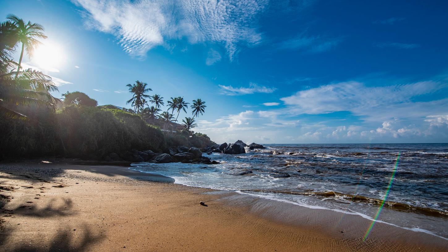 Ein tropischer Strand in Galle im Inselstaat Sri Lanka - einem eher günstigen Fernreiseziel. Ein tropischer Strand in Galle im Inselstaat Sri Lanka - einem eher günstigen Fernreiseziel.