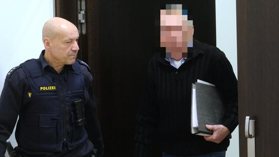 Ehefrau erstickt: Rentner aus Nürnberg-Fischbach  als heimtückischer Mörder vor Gericht