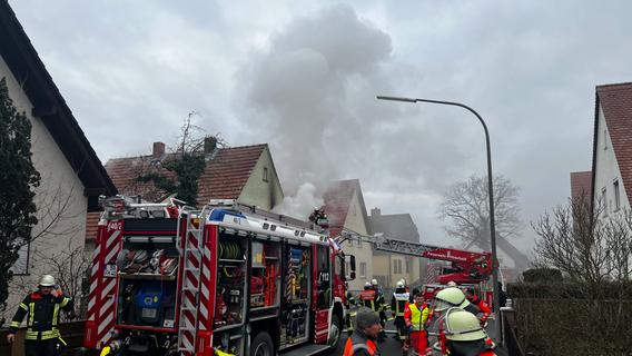 Dachgeschosswohnung in Hirschaid gerät in Brand - Feuerwehr rettet alle Bewohner