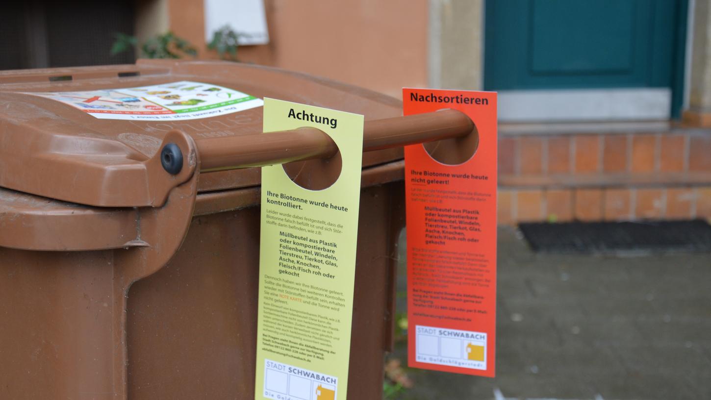 So sehen die Info-Karten aus, die die Beschäftigten der Müllabfuhr an die Biotonnen hängen, wenn nicht richtig getrennt wurde. So sehen die Info-Karten aus, die die Beschäftigten der Müllabfuhr an die Biotonnen hängen, wenn nicht richtig getrennt wurde.