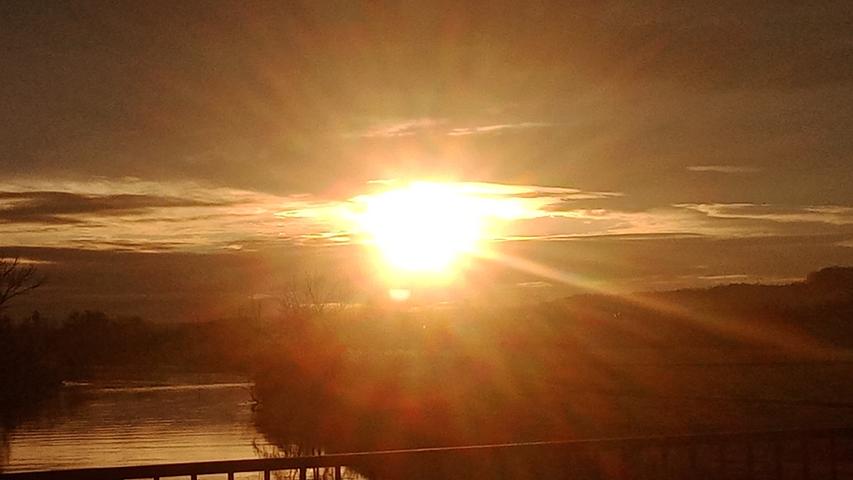 Die seltenen Momente: Es war nur ein kleiner Augenblick, dann war der tolle Sonnenuntergang an der Regnitz bei Baiersdorf schon wieder vorbei. Mehr Leserfotos finden Sie hier.