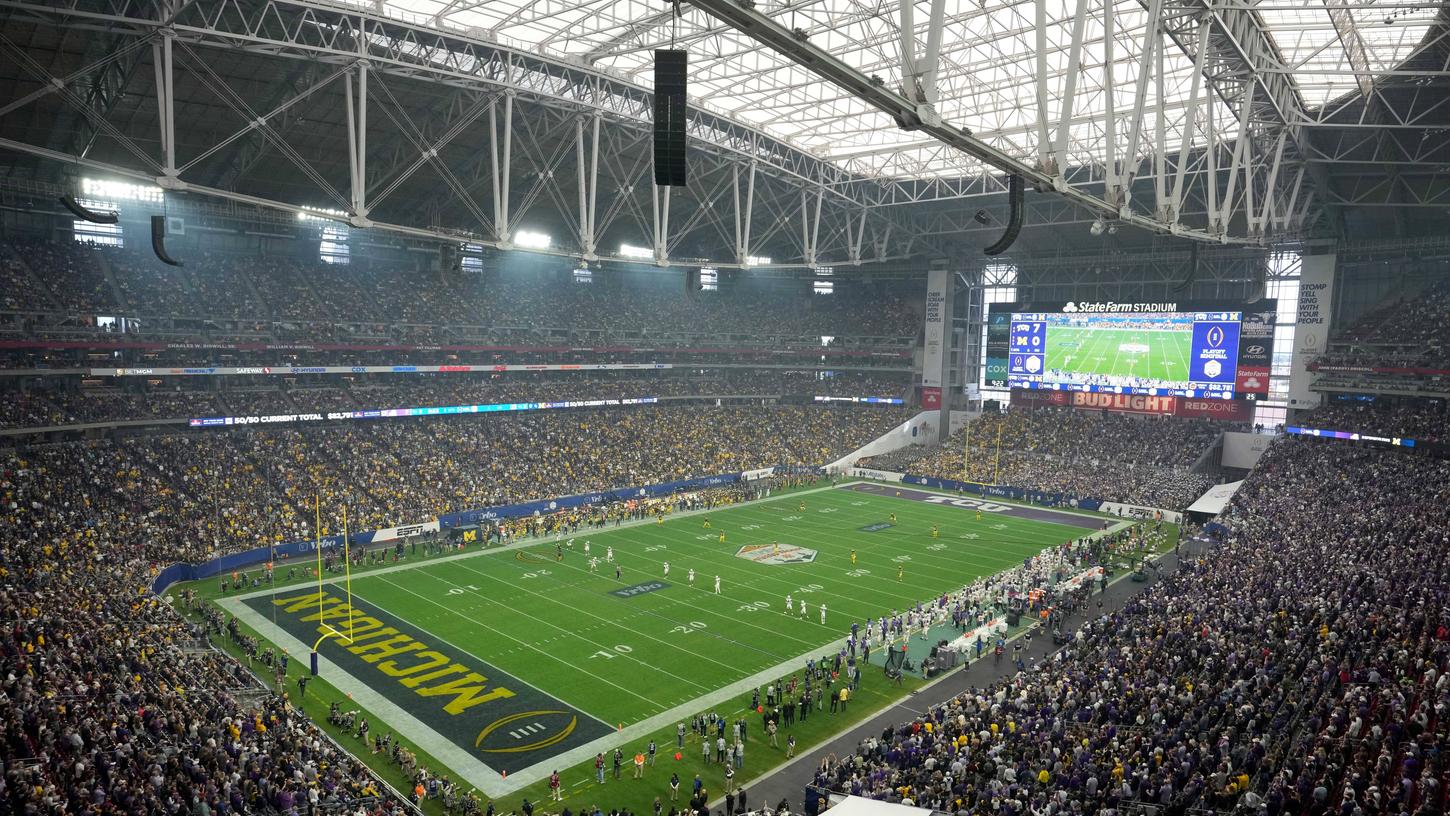 Lust auf den Super Bowl? Für einige Tausend Euro können Sie auch im State Farm Stadium, hier als Austragungsort des College-Football-Halbfinals, dabei sein. Lust auf den Super Bowl? Für einige Tausend Euro können Sie auch im State Farm Stadium, hier als Austragungsort des College-Football-Halbfinals, dabei sein.