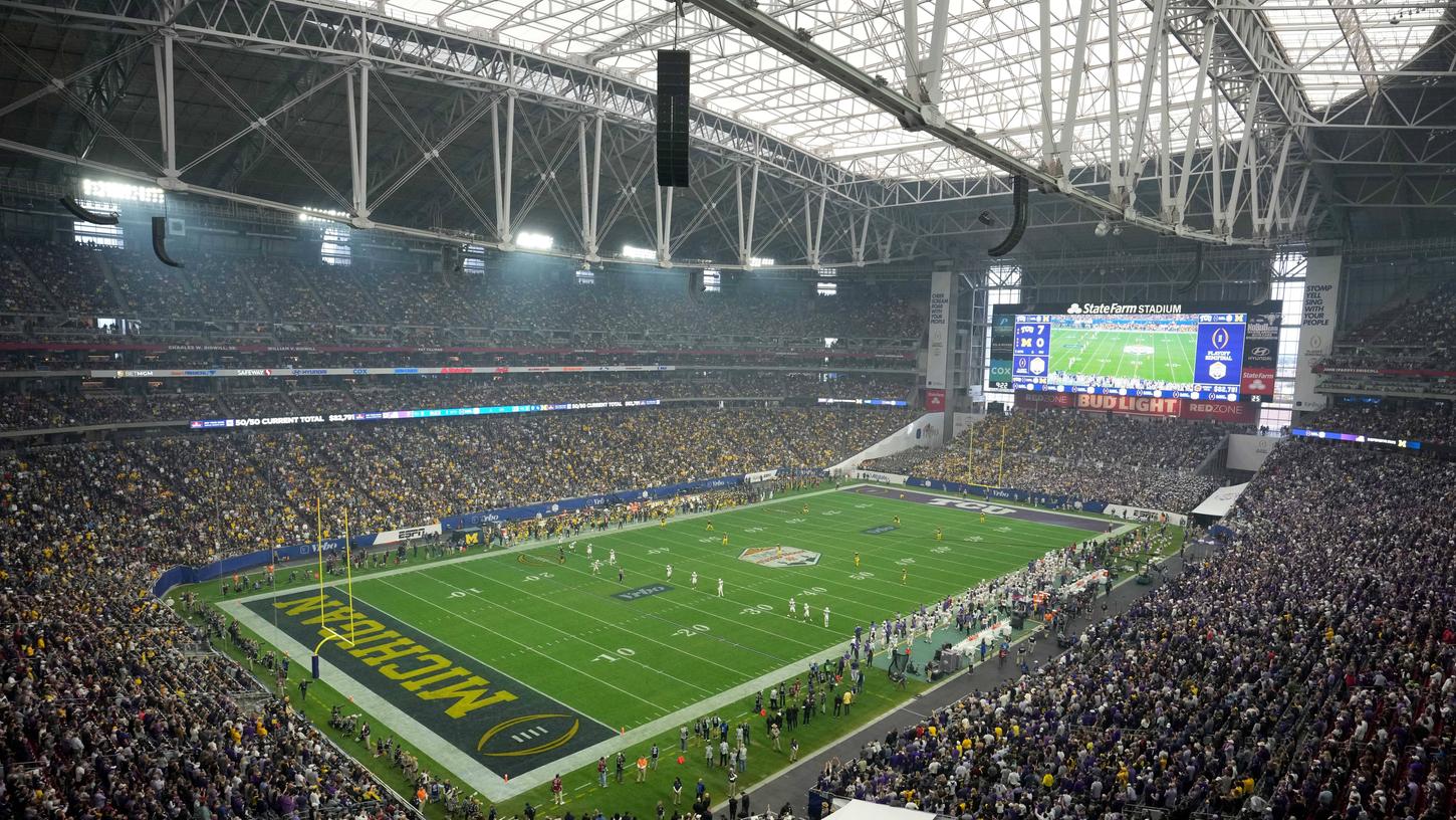 Lust auf den Super Bowl? Für einige Tausend Euro können Sie auch im State Farm Stadium, hier als Austragungsort des College-Football-Halbfinals, dabei sein. 