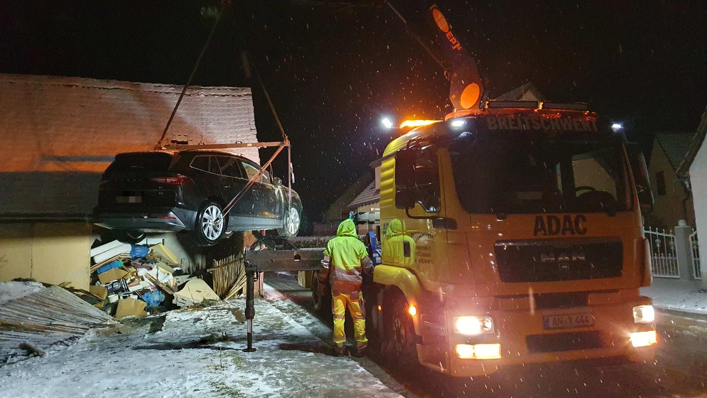 Der Ausflug endete anders als erwartet: Das Auto ist Totalschaden und die Familie, die darin saß, ließ sich abholen und nach Hause bringen.