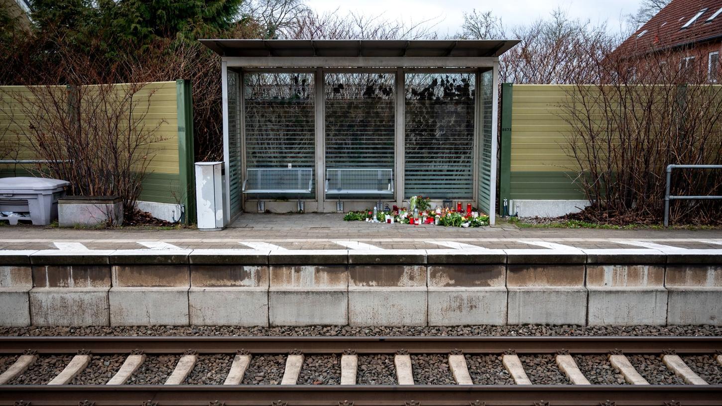 Kerzen und Blumen im Bahnhof Brokstedt: Bei der Messerattacke in einem Regionalzug wurden zwei junge Menschen getötet und fünf verletzt.