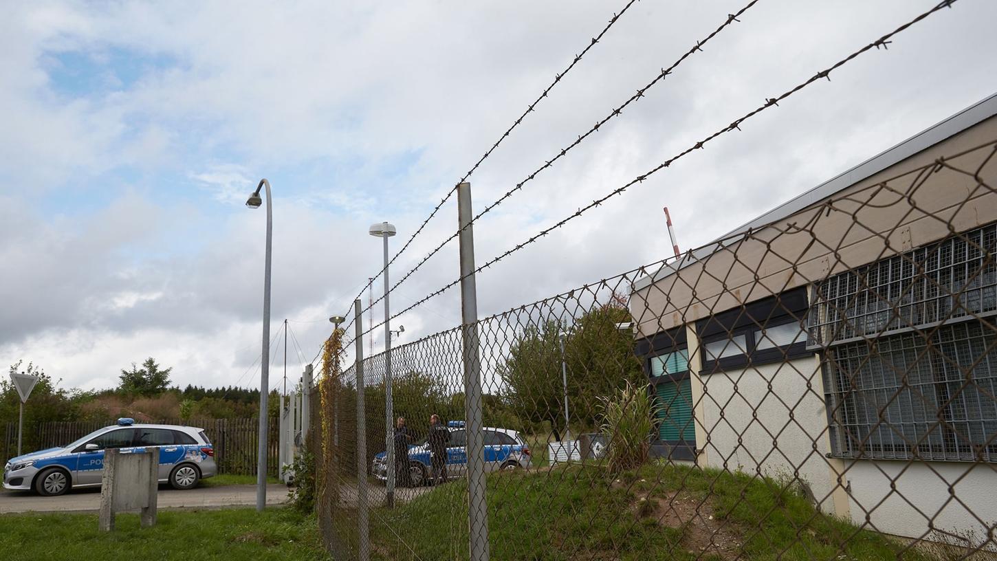 Polizisten sichern das Gelände eines ehemaligen Bundeswehr-Bunkers. Dort wurde ein Rechenzentrum für illegale Geschäfte im Darknet ausgehoben.